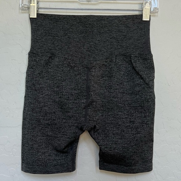 Halara Seamless Flow High Rise Plain 5.5'' Biker Short size Xsmall - Picture 5 of 5